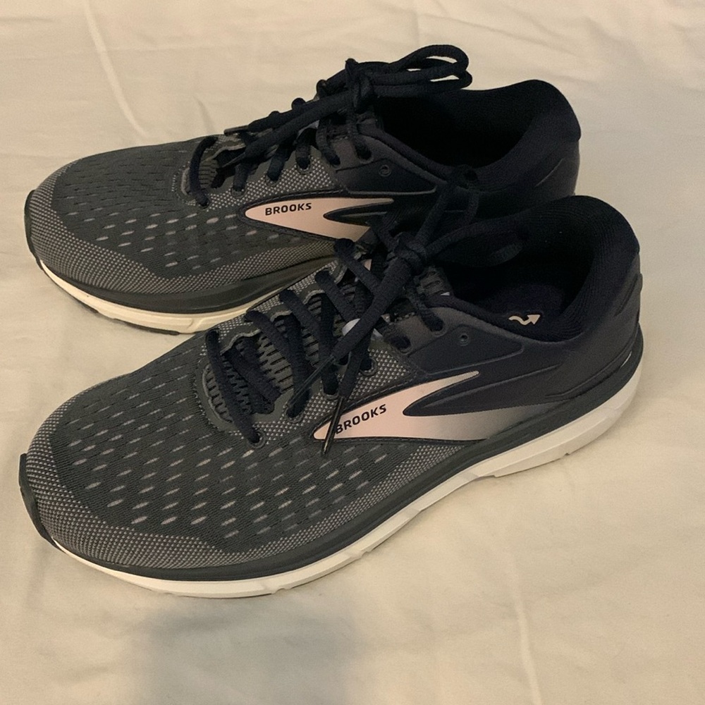 Brooks Dyad 11 running shoes - women’s size 9.5